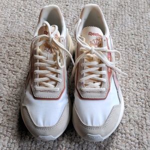 Reebok woman's side 7 coral and white